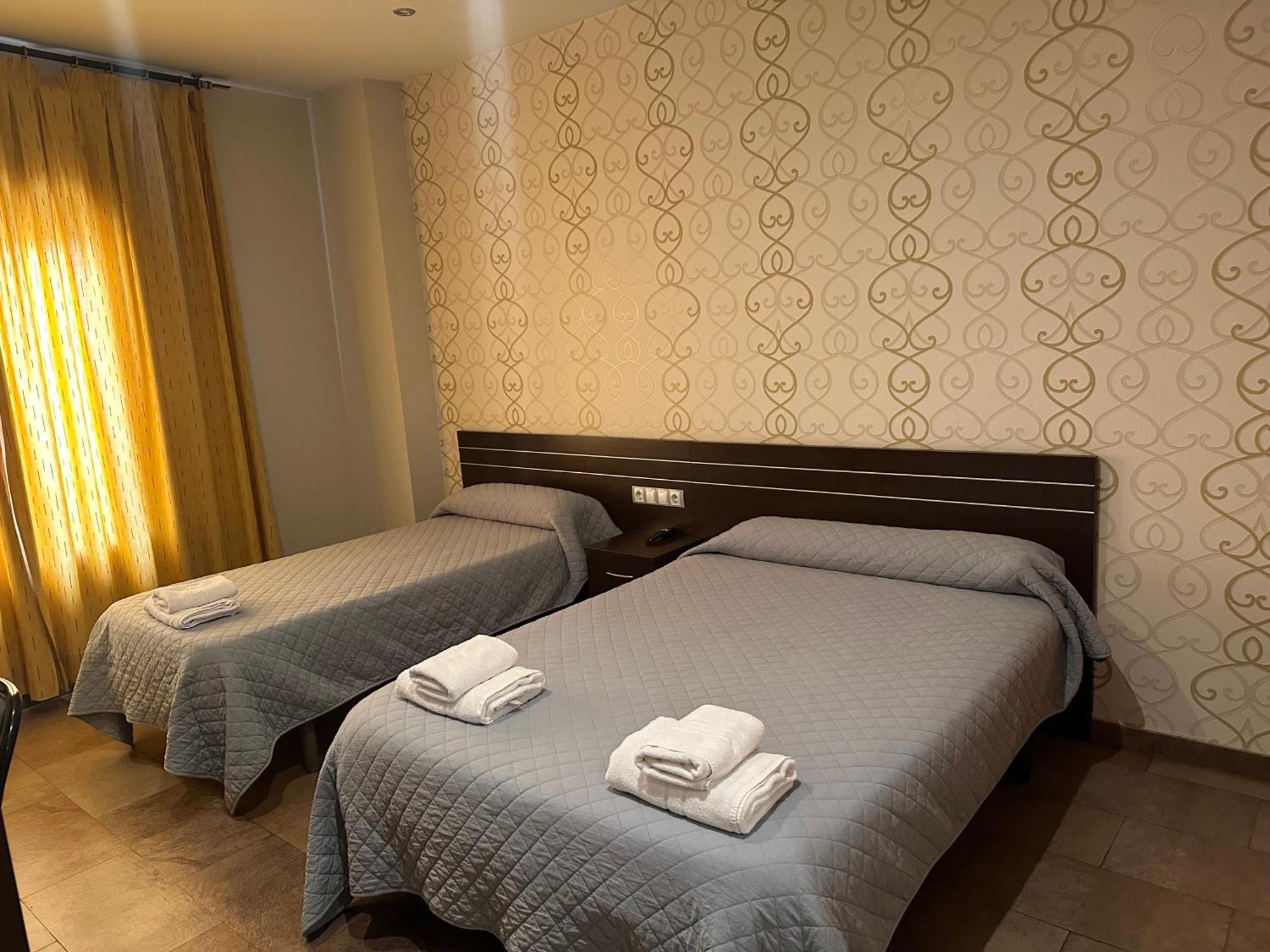 Hostal Venecia Monzon Exterior photo
